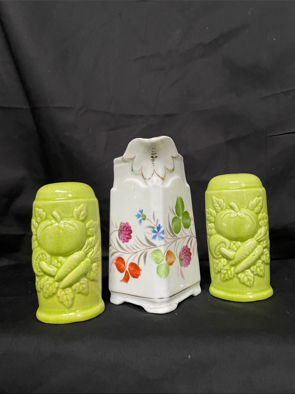 ❤️Vintage Lime Green Ceramic Salt Pepper Shakers Handpainted mini pitcher